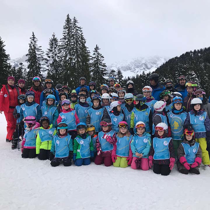 Gruppenfoto beim Skifahren