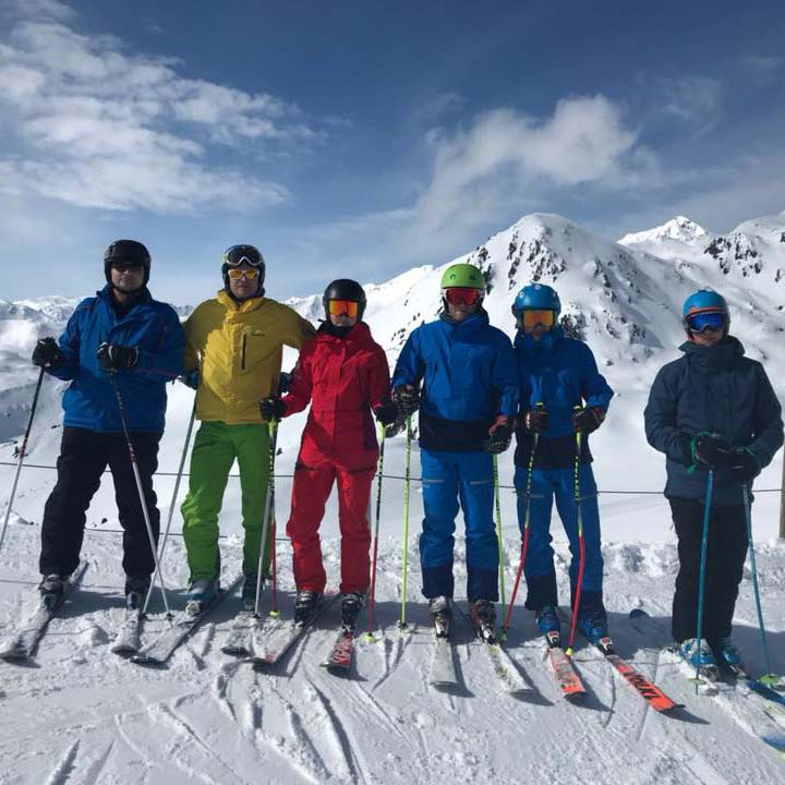 Skifahrer stehend