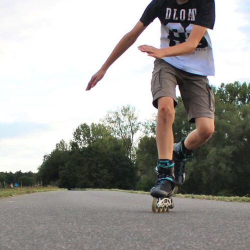 Junge beim Inline-Skaten
