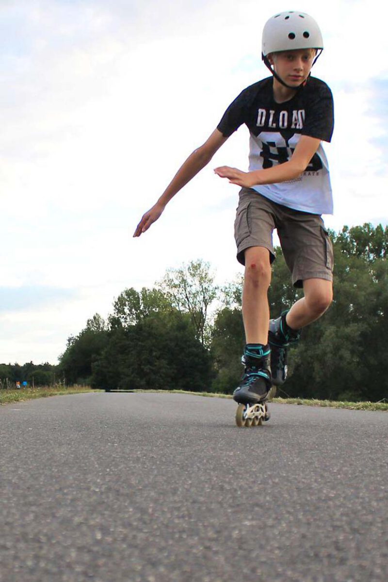 Junge beim Inline-Skaten